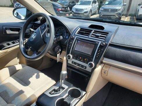 Used 2013 Toyota Camry LE FWD image 32