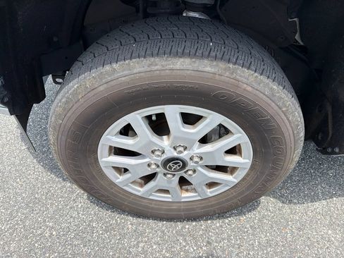 Used 2024 Toyota Tacoma SR5 AWD/4WD image 11
