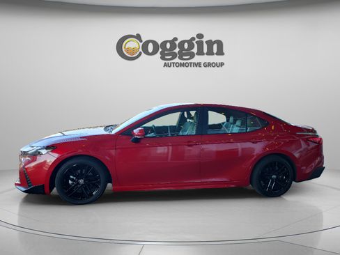 Used 2025 Toyota Camry SE image 4