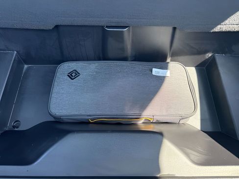 Used 2024 Rivian R1S Adventure AWD/4WD image 33