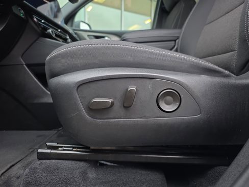 Used 2025 Chevrolet Traverse LT image 15