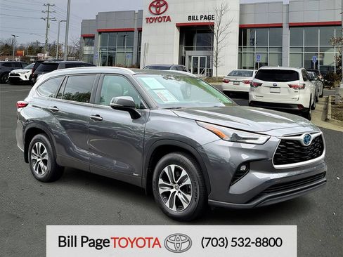 Used 2023 Toyota Highlander XLE AWD/4WD image 1