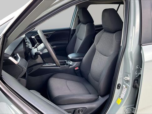Used 2019 Toyota RAV4 XLE w/ Convenience Package FWD image 8