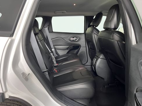 Used 2019 Jeep Cherokee Latitude Plus AWD/4WD image 14
