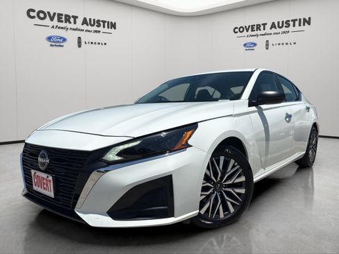 Used 2025 Nissan Altima 2.5 SV FWD image 2