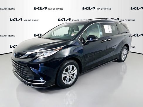 Used 2024 Toyota Sienna Limited FWD image 3
