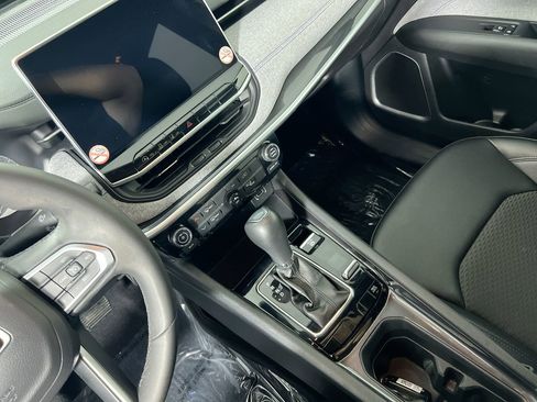 Used 2024 Jeep Compass Latitude image 23