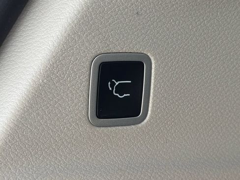 Used 2024 Chrysler Pacifica Touring-L FWD image 11
