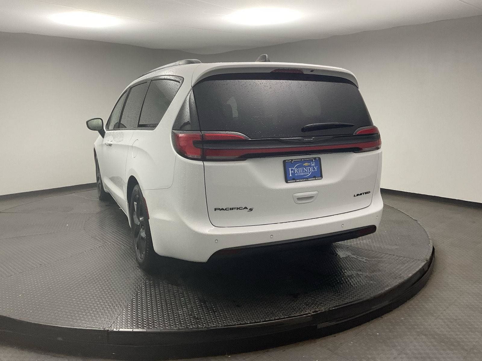Used 2025 Chrysler Pacifica Limited FWD image 5