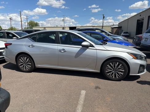 Used 2023 Nissan Altima 2.5 SV image 2