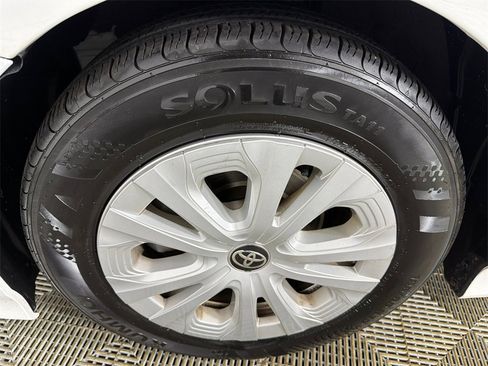 Used 2022 Toyota Prius LE image 11