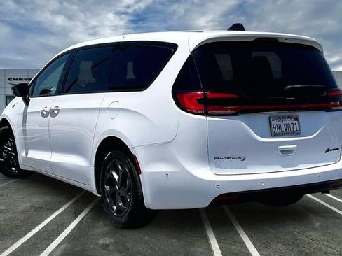 Used 2023 Chrysler Pacifica Limited w/ Uconnect Theater Family Group FWD image 10