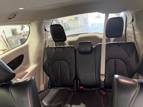 Used 2023 Chrysler Pacifica Touring-L image 9