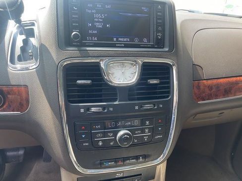 Used 2015 Chrysler Town & Country Limited Platinum w/ Trailer Tow Group FWD image 21