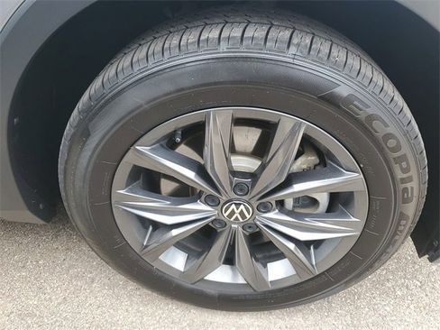 Used 2023 Volkswagen Tiguan SE image 28