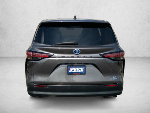 Used 2021 Toyota Sienna LE FWD image 6