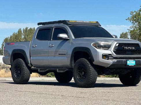 Used 2021 Toyota Tacoma TRD Off-Road w/ Technology Package AWD/4WD image 9