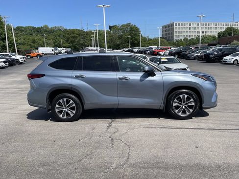 Used 2022 Toyota Highlander XLE AWD/4WD image 7