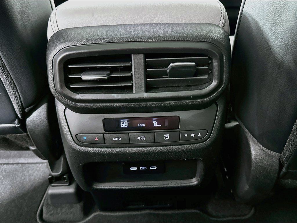 Used 2025 Honda Pilot Touring image 4