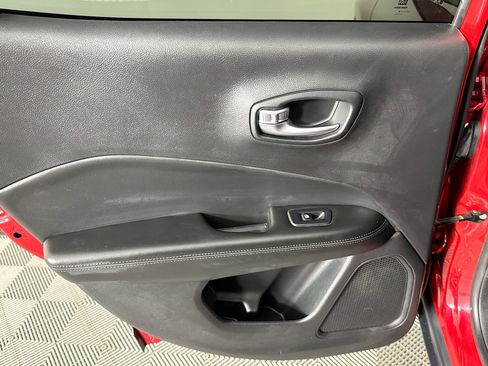 Used 2019 Jeep Compass Latitude FWD image 25
