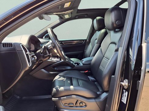 Used 2023 Porsche Cayenne image 17