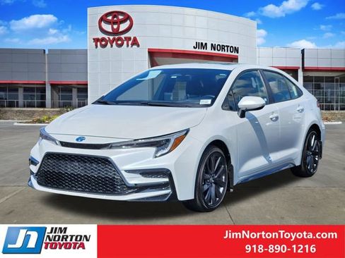 Used 2025 Toyota Corolla SE w/ SE Premium Package FWD image 3