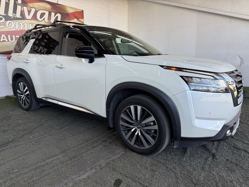 Used 2022 Nissan Pathfinder Platinum w/ Cargo Package image 5