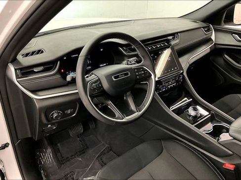 Used 2024 Jeep Grand Cherokee Laredo w/ Luxury Tech Group I AWD/4WD image 16