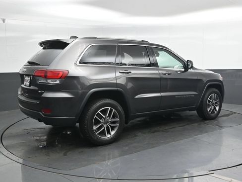 Used 2020 Jeep Grand Cherokee Laredo w/ 18" Wheel & 8.4" Radio Group AWD/4WD image 2