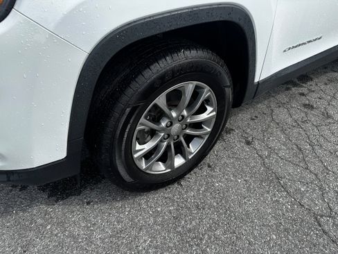 Used 2019 Jeep Cherokee Latitude Plus w/ Cold Weather Group AWD/4WD image 3