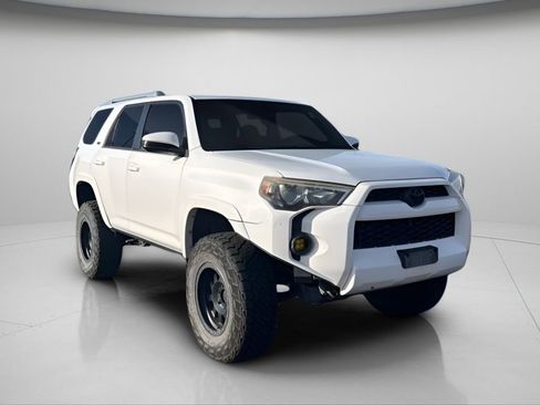 Used 2014 Toyota 4Runner SR5 image 2