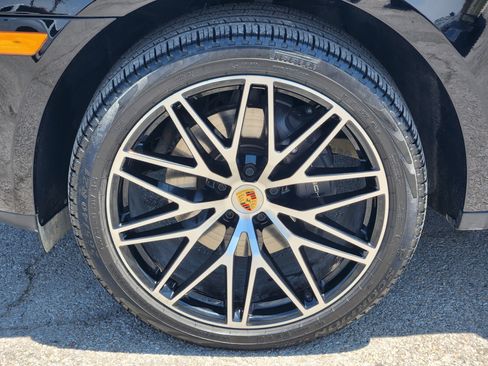 Used 2023 Porsche Macan AWD/4WD image 10