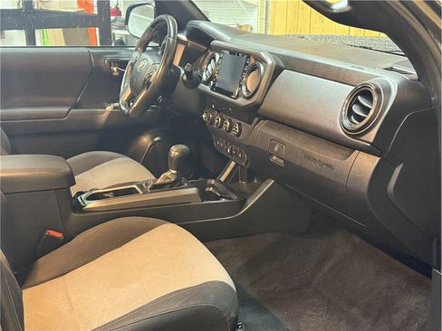 Used 2020 Toyota Tacoma TRD Off-Road w/ Technology Package image 18