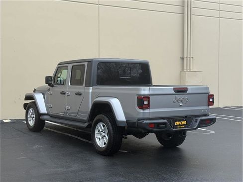 Used 2020 Jeep Gladiator Overland image 4