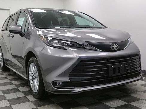 New 2026 Toyota Sienna XLE image 2