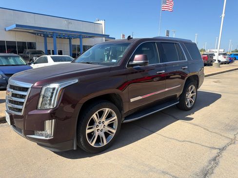 Used 2017 Cadillac Escalade Luxury RWD image 2