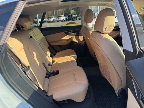 Used 2023 Audi Q8 Premium image 24