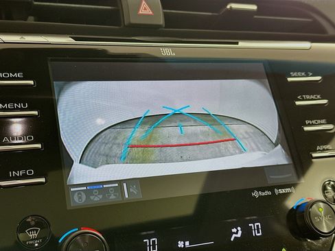 Used 2018 Toyota Camry XLE image 22