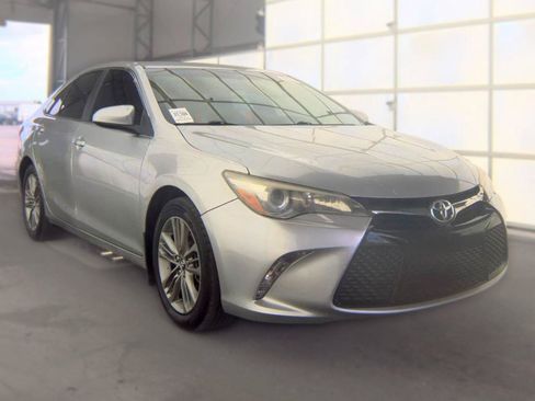 Used 2017 Toyota Camry SE FWD image 3