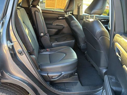 Used 2022 Toyota Highlander XLE FWD image 13