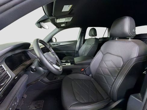 Used 2025 Volkswagen Atlas Cross Sport SE FWD image 13