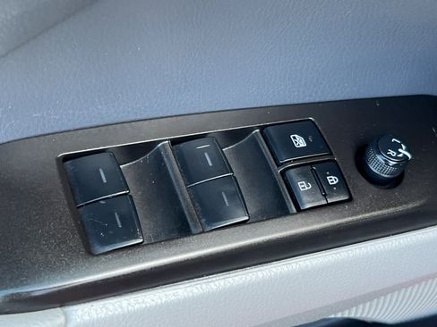 Used 2023 Toyota Camry SE image 13