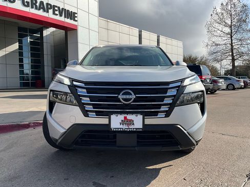 Used 2025 Nissan Rogue SV image 3