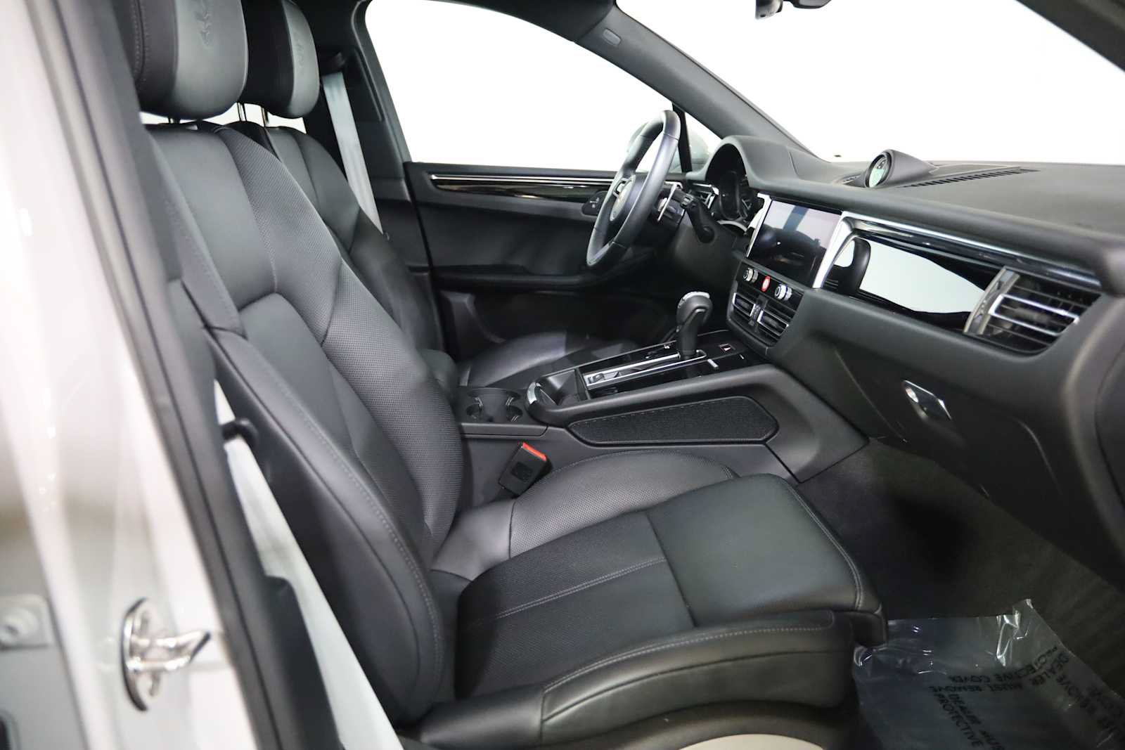 Used 2025 Porsche Macan AWD/4WD image 12