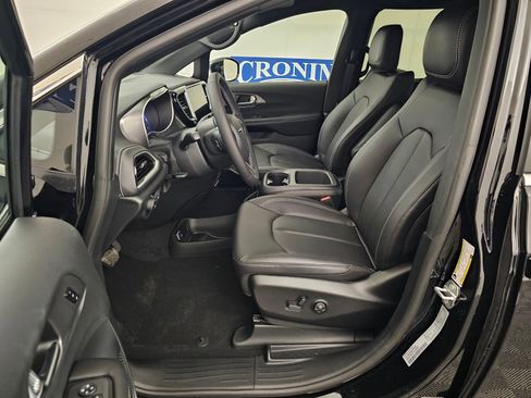 New 2026 Chrysler Pacifica Select image 12