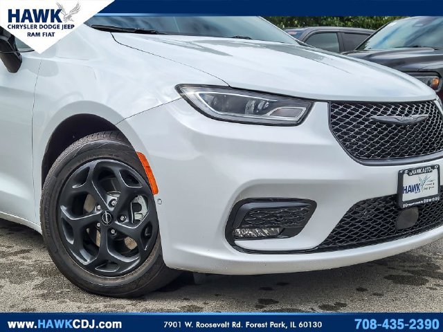 Used 2024 Chrysler Pacifica Limited FWD image 3