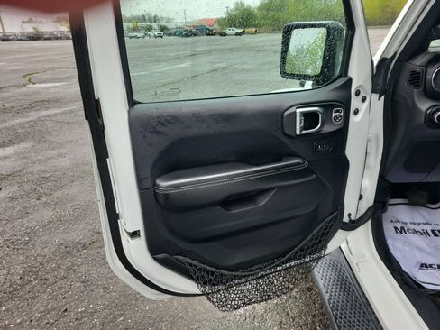 Used 2018 Jeep Wrangler Unlimited Sahara w/ Dual Top Group AWD/4WD image 15