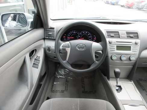 Used 2010 Toyota Camry LE FWD image 30