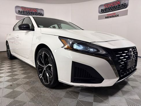 Used 2023 Nissan Altima 2.5 SR FWD image 1