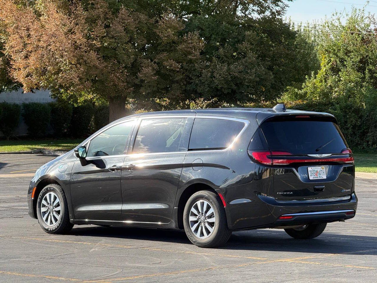 Used 2023 Chrysler Pacifica Touring-L FWD image 3